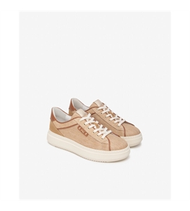 E615282D_420_03-768x960